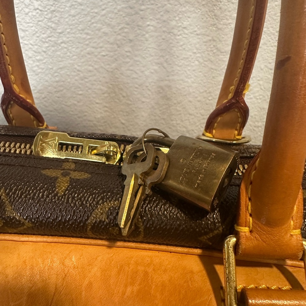 Louis Vuitton Deauville Handbag Monogram Canvas with 🔐 and bag tag. 🏷️ - Picture 4 of 13